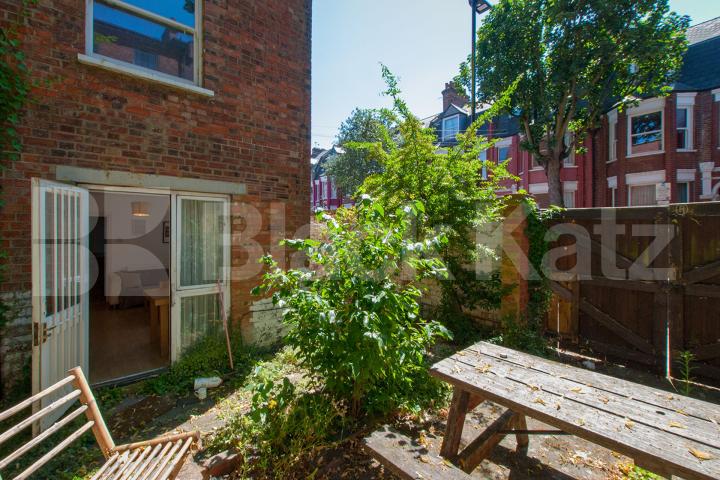 Arranged over two floors is this spacious 3 bedroom property with garden  Birnam Road, Finsbury Park - Holloway